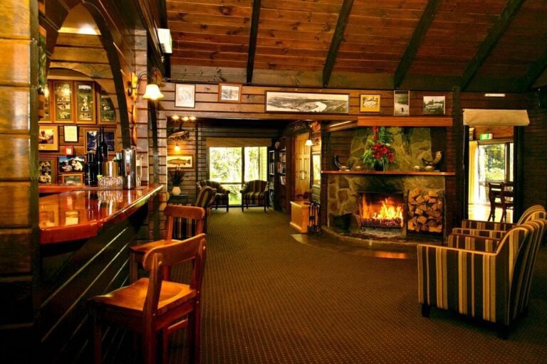 Lounge and bar, Tongariro Lodge